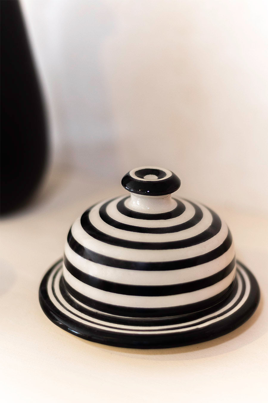 Mantequillera de cerámica blanca con rayas negras, hecho en Marruecos, menaje artesanal en Matea Camp.