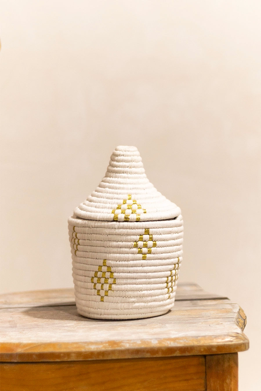 Cesta de palma y lana