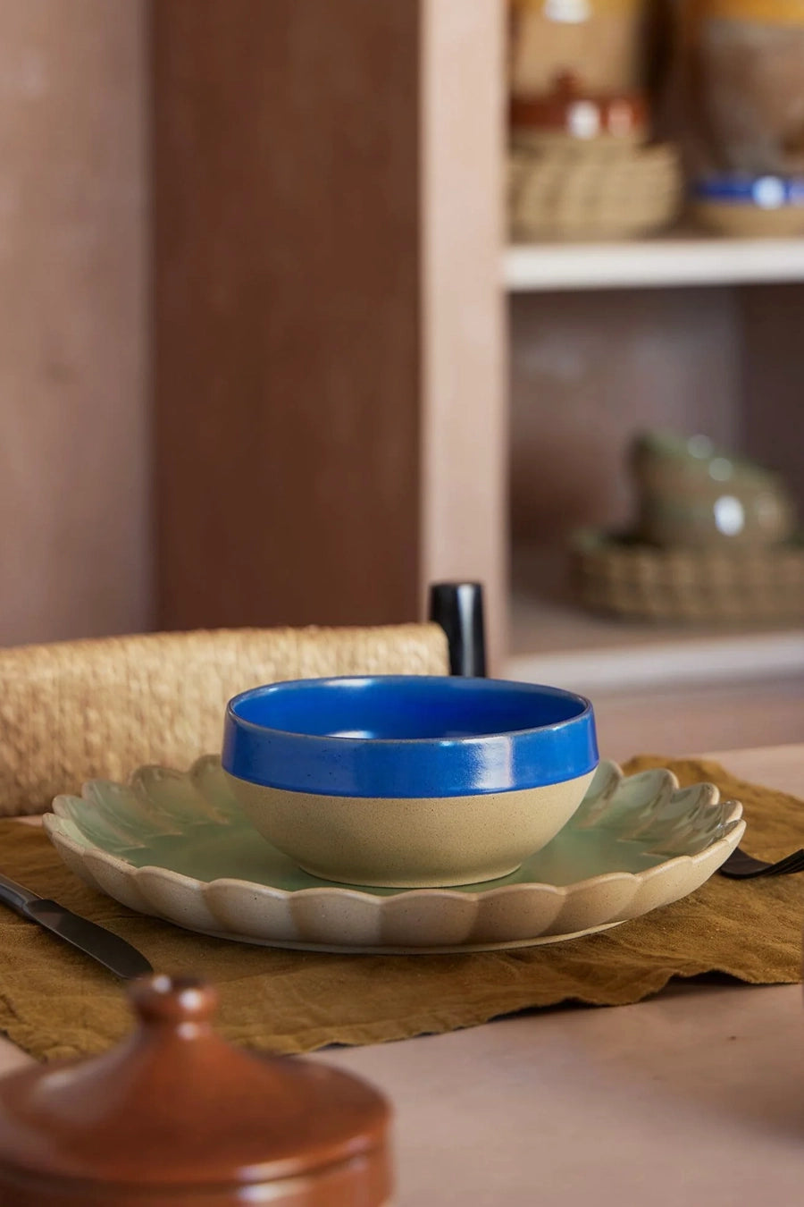 Cuenco de cerámica artesanal color azul vibrante de Matea Camp en Yecla, ideal para decoración de diseño.
