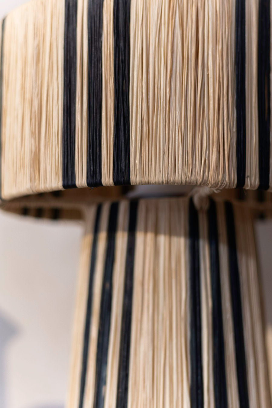 Lámpara de mesa de rafia