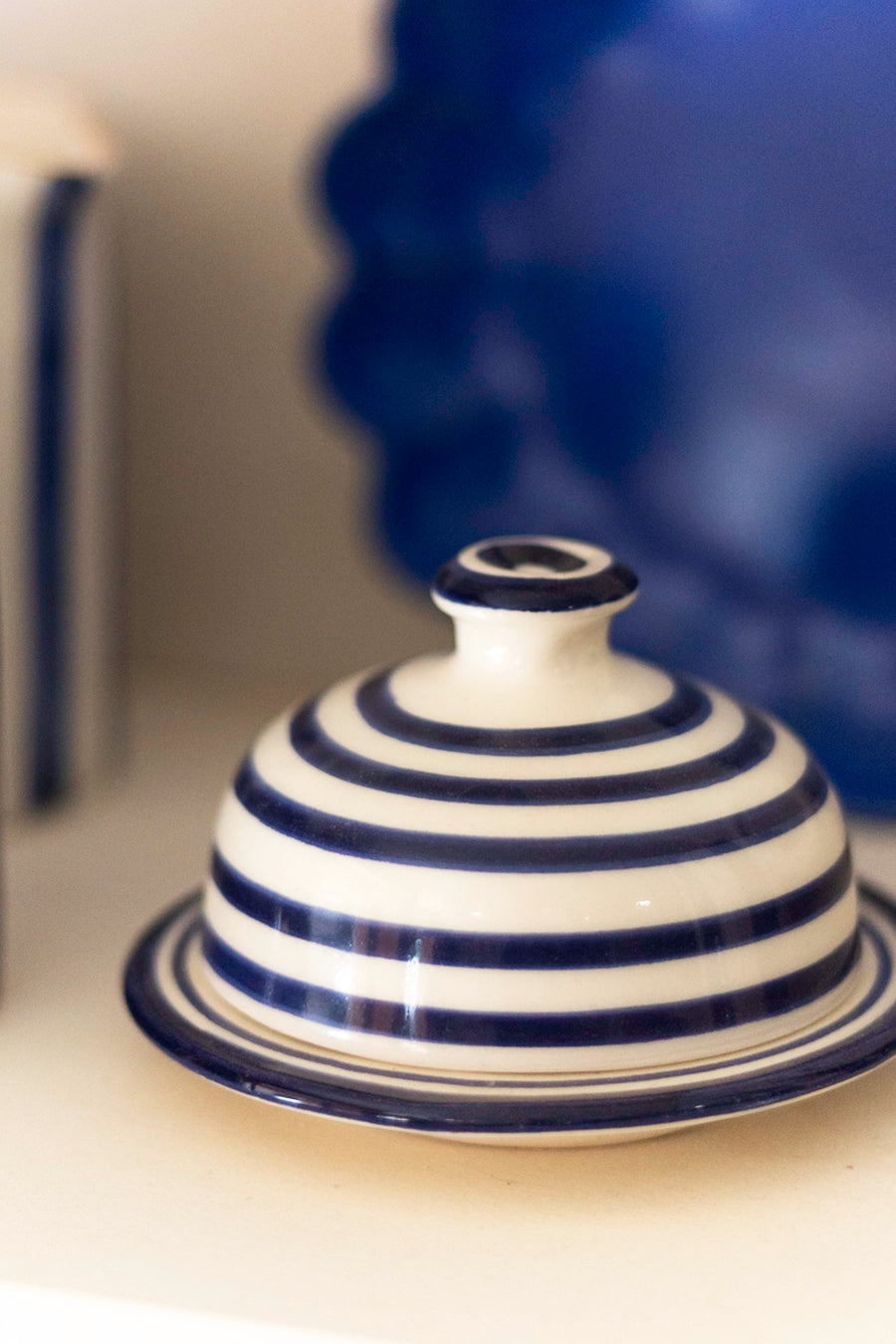 Mantequillera de cerámica blanca con rayas azul, hecho en Marruecos, menaje artesanal en Matea Camp.