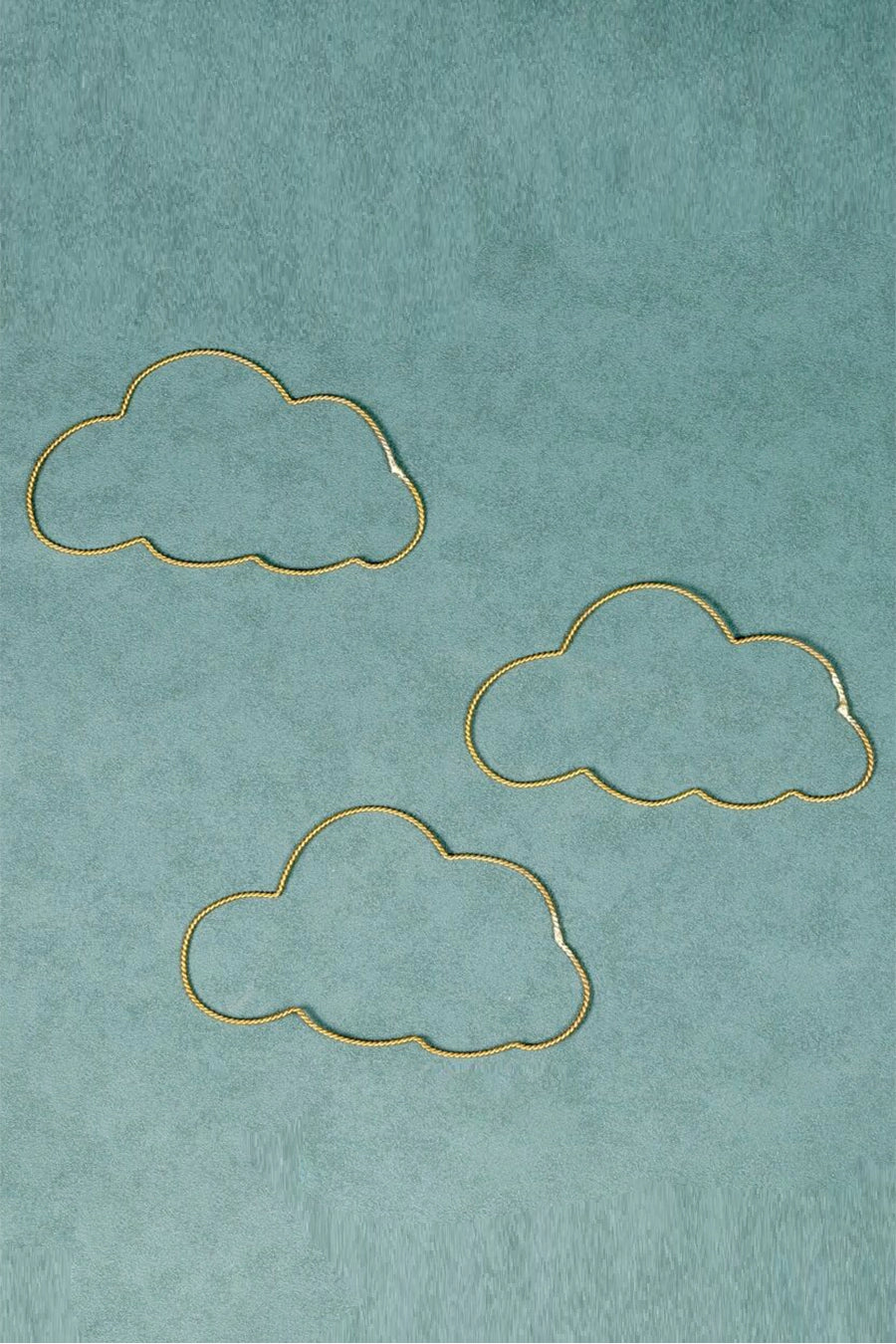 Nube de latón dorado