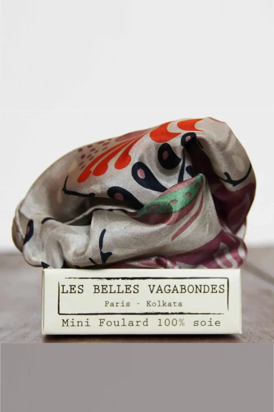 Pañuelo de seda gris