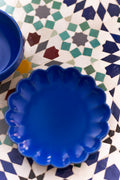 Plato artesanal en forma de flor color azul cobalto fabricado en Portugal, cerámica de diseño en Matea Camp Yecla.