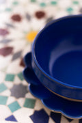Cuenco de cerámica artesanal color azul vibrante de Matea Camp en Yecla, ideal para decoración de diseño.
