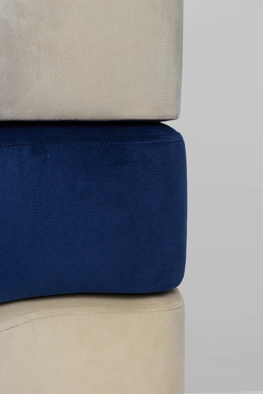 Detalle de Puf modular de diseño en tonos azul y beiges, asiento versátil y cómodo para espacios creativos de Matea Camp en Yecla.