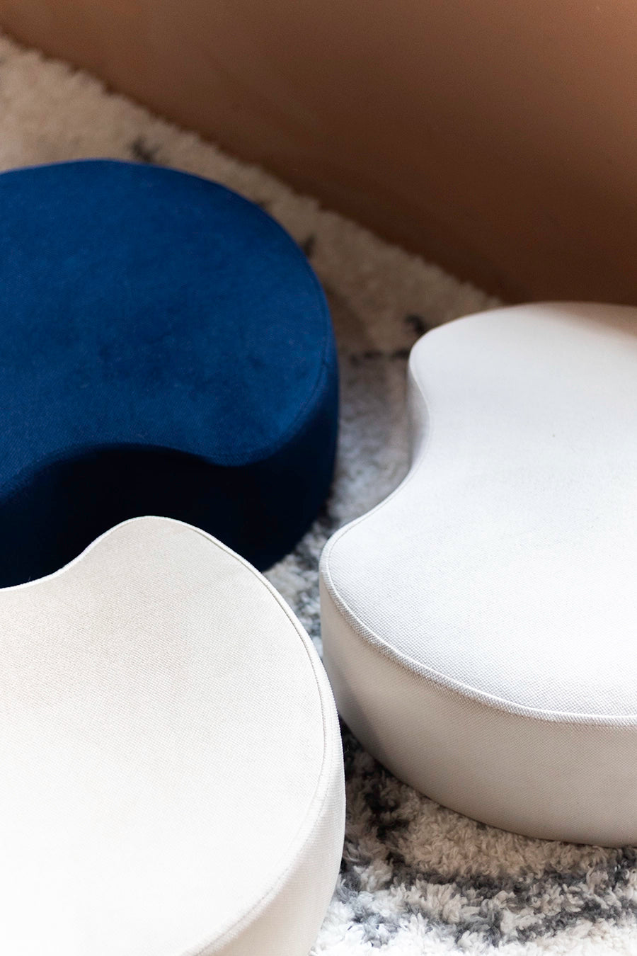Puf modular de diseño en tonos azul y beiges, asiento versátil y cómodo para espacios creativos de Matea Camp en Yecla.