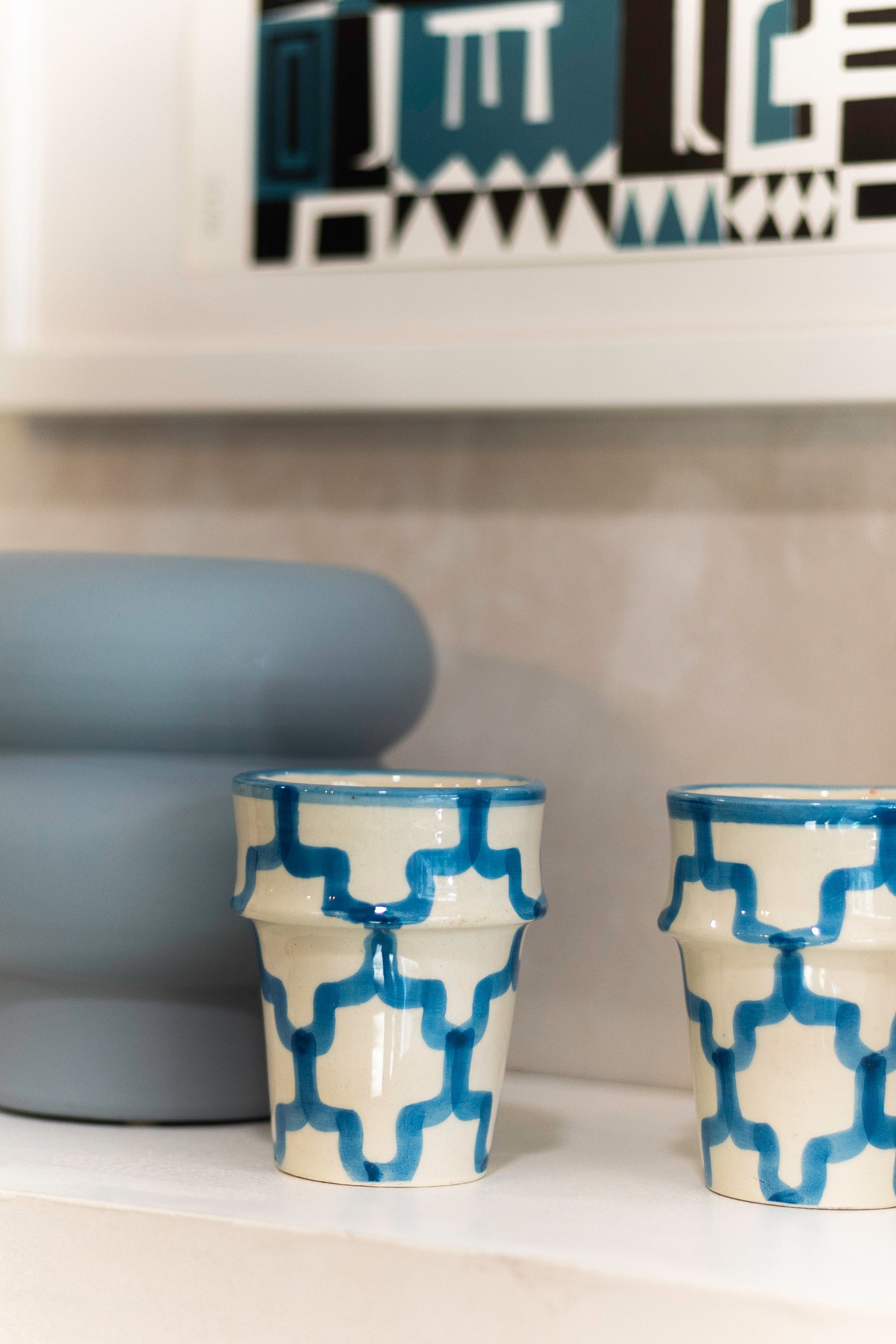 Taza con diseño geométrico