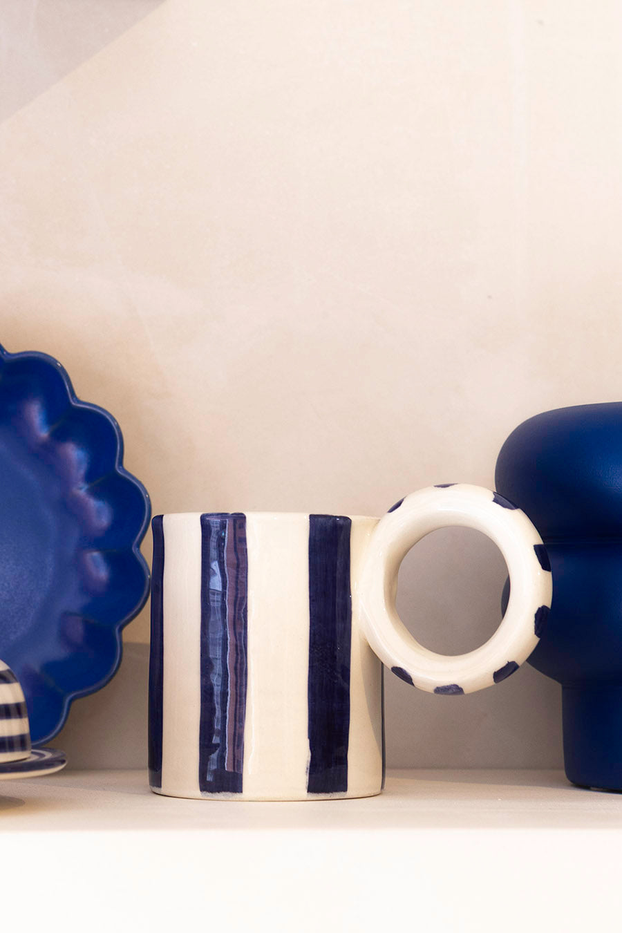 Taza artesana con asa circular geométrica y rayas azules hecho en Marruecos, cerámica en Yecla.