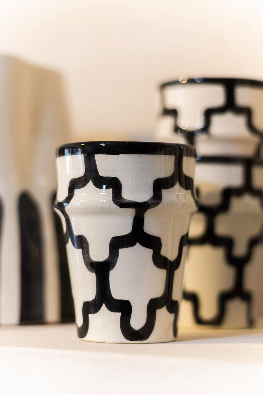 Taza con diseño geométrico