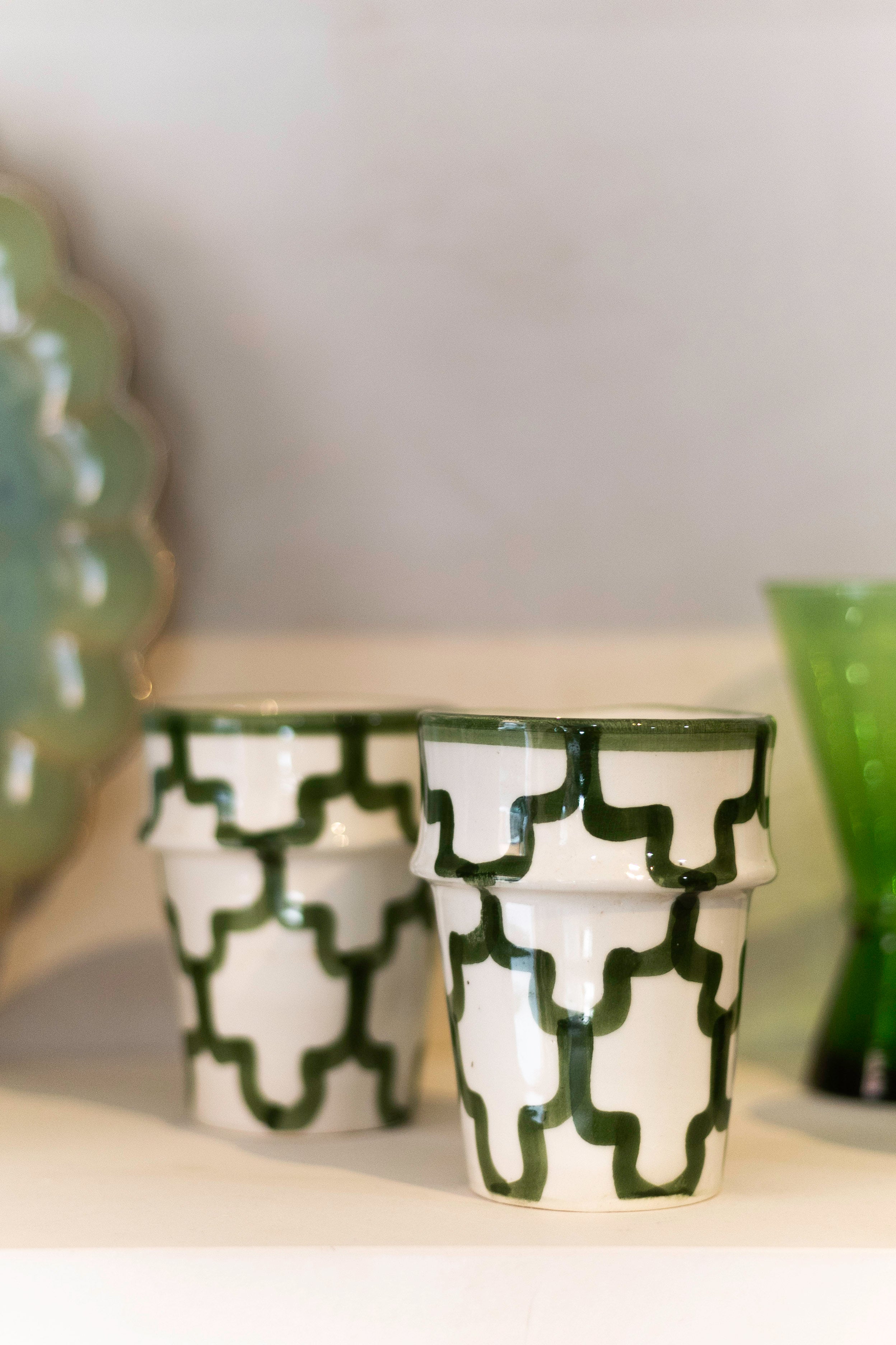 Taza con diseño geométrico