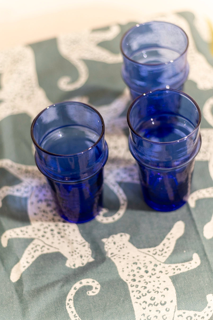 Vaso de vidrio azul