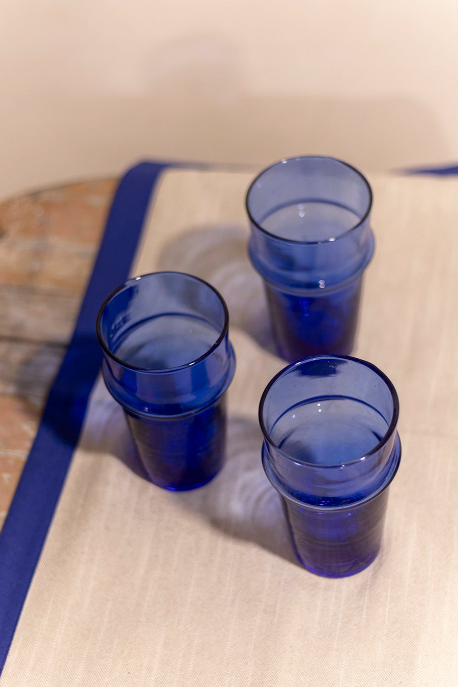 Vaso de vidrio azul