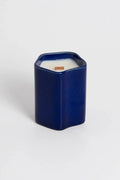 Vela aromática artesanal en recipiente cerámico azul, decoración y fragancia en Yecla.