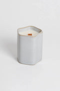 Vela aromática aroma frutos rojos artesanal en recipiente cerámico blanco, decoración y fragancia en Yecla.