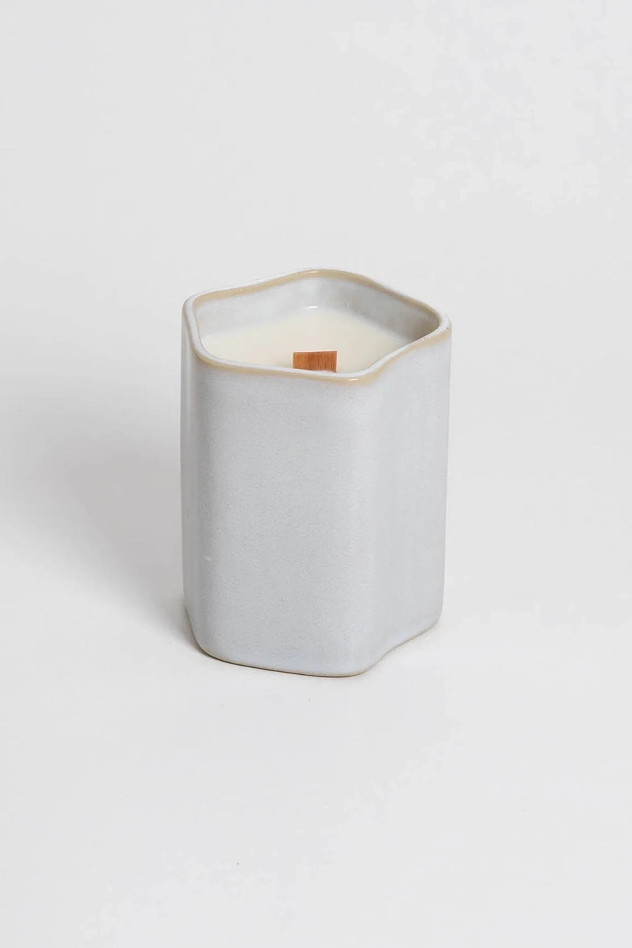 Vela aromática aroma frutos rojos artesanal en recipiente cerámico blanco, decoración y fragancia en Yecla.